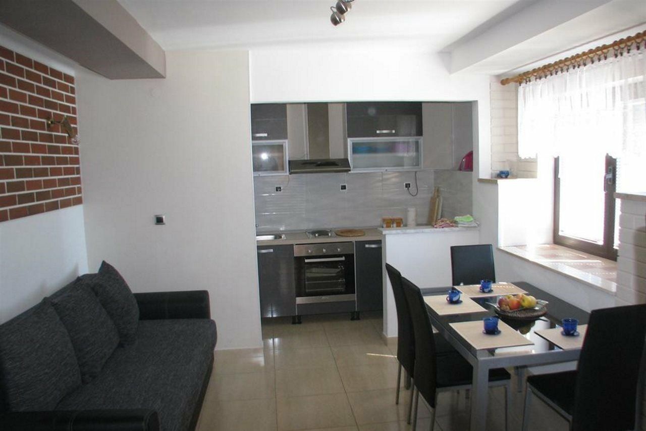 Apartments Miljak Omiš Екстериор снимка
